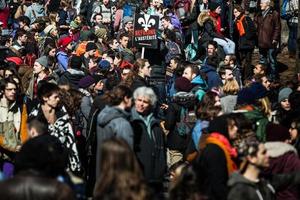 Montreal, Canada, 2 april 2015 - menigte met plakkaat, vlaggen en borden die door de straten lopen foto