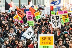 Montreal, Canada, 2 april 2015 - demonstranten met allerlei soorten borden, vlaggen en borden in de straten. foto