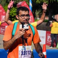 nieuw Delhi, Indië - mei 5 2024 - vedanta Delhi voor de helft marathon ras na covid in welke marathon deelnemers over naar kruis de af hebben lijn, Delhi voor de helft marathon 2023 foto