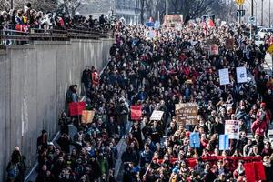 Montreal, Canada, 2 april 2015 - bovenaanzicht van de demonstranten die door de drukke straten lopen foto