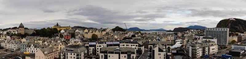 de stad alesund een stad in noorwegen foto