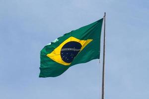 vlag van brazilië buiten met mooie blauwe lucht op de achtergrond in rio de janeiro. foto