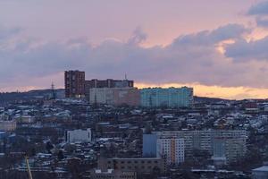 stadslandschap tegen de achtergrond van de dageraad. foto