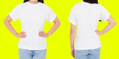 voor- en achterkant weergaven vrouw in wit t-shirt geïsoleerd op gele achtergrond, mock up voor design foto