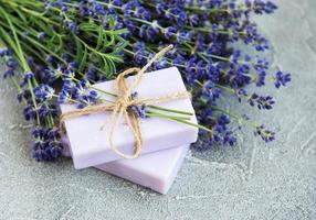 handgemaakte zeep en lavendelbloemen foto