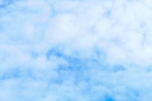 wit wolken Aan blauw lucht, behang en patroon achtergrond foto