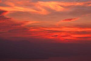 donkerrode zonsonderganghemel prachtig panorama natuurlijke zonsondergang heldere dramatische hemel foto