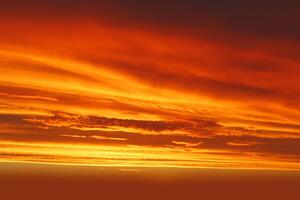 zonsondergang oranje lucht prachtig panorama natuurlijke zonsondergang heldere dramatische lucht foto