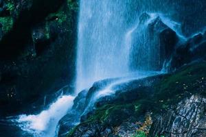 blauw water prachtige waterval in groen bos en steen in de jungle bestaat uit water foto