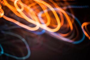 licht oranje en blauw spoor vervagen zomer abstracte lichten bij beweging wervelspoor effect zwart foto