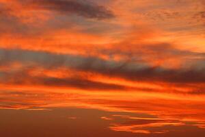 zonsondergang hemel prachtig panorama natuurlijke zonsondergang heldere dramatische lucht foto