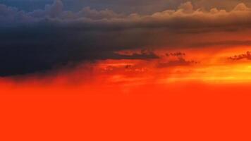 zonsondergang oranje lucht prachtig panorama natuurlijke zonsondergang heldere dramatische lucht foto