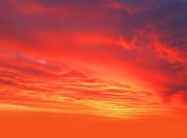 zonsondergang oranje lucht prachtig panorama natuurlijke zonsondergang heldere dramatische lucht foto