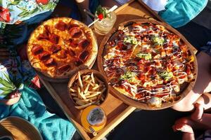 twee pizza's en frietjes op een bord foto