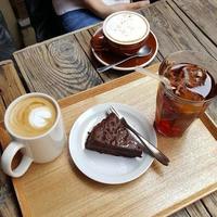 chocolade brownies met drie koffiemelk in een kopje foto