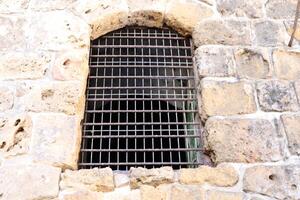 een klein venster net zo een bouwkundig detail van behuizing bouw in Israël. foto