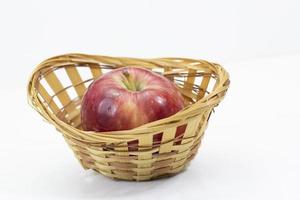 appels in mand op witte tafel. pan schieten foto