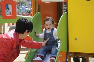 klein meisje spelen in een stedelijke speeltuin. foto