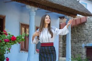 jong meisje vervelend Roemeense traditioneel blouse in de land. authentiek nationaal kostuum van de Roemeense traditie. foto