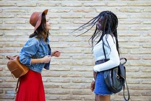 twee vriendinnen die samen plezier hebben op straat. multi-etnische vrienden. foto