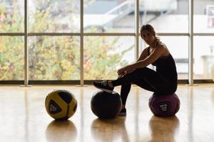 vrouw zitten met fitballs in de sportschool. foto