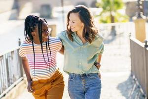 twee vrienden praten samen op straat. multi-etnische vrouwen. foto