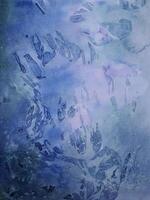 abstracte donkerblauwe aquarel chaotische vintage verf zijdetextuur en abstract vloeibaar patroon op blauw. foto