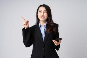 Aziatische zakenvrouw portret, geïsoleerd op een witte achtergrond foto