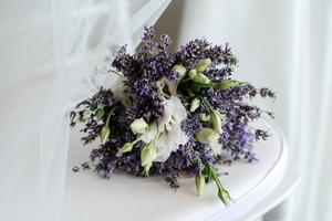 lavendel bruidsboeket van verse natuurlijke bloemen foto