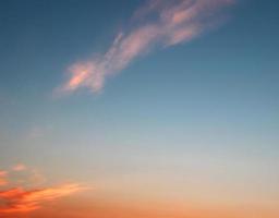 oranje en blauw mooi oranje zonsondergang hemel blauwe wolk kleurrijke schemering hemel op het strand foto