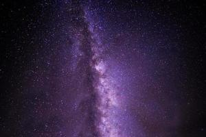 paars dramatisch sterrenstelsel nachtpanorama vanuit de ruimte van het maanuniversum op de nachtelijke hemel foto