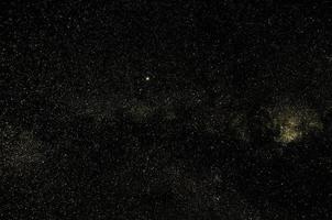 lichtgeel dramatisch sterrenstelsel nachtpanorama van de ruimte van het maanuniversum op de nachtelijke hemel foto