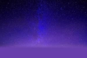 paars dramatisch sterrenstelsel nachtpanorama vanuit de ruimte van het maanuniversum op de nachtelijke hemel foto