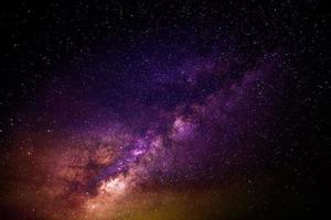 paars en geel dramatisch sterrenstelsel nachtpanorama vanuit de ruimte van het maanuniversum op de nachtelijke hemel foto