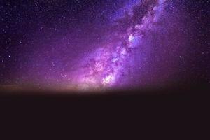 paars dramatisch sterrenstelsel nachtpanorama vanuit de ruimte van het maanuniversum op de nachtelijke hemel