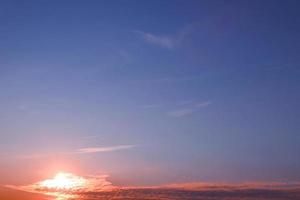 oranje en blauw mooie zonsondergang hemel wolk kleurrijke schemering hemel op het strand foto