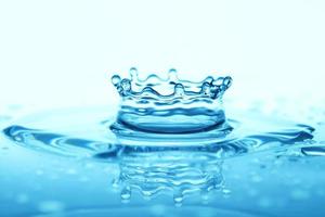 lichtblauw transparant watergolfoppervlak met plonsbel op water. foto
