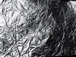 het oppervlak van aluminiumfolietextuur voor achtergrond- en ontwerpmaterialen. verfrommelde textuurcollectie van zilverfolie. abstracte gerimpelde patroonachtergrond foto
