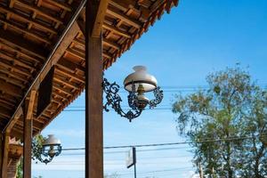een antieke lamp die voor het gebouw hangt. een mooie lantaarn voor het decoreren van de buitenkant van het traditionele gebouw. foto