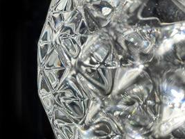 kristaltextuurclose-up die de glanzende en luxueuze indruk toont. close-upmening van een diamantornament voor creatief ontwerp. foto