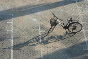er staat een fiets op het schoolplein. een foto genomen van het bovenstaande.