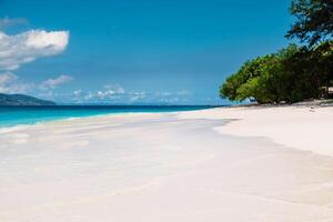 tropisch wit zand strand Aan Gili eilanden in Indonesië, lombok foto