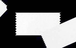 wit blanco ticket met papieren patroontextuur voor mockupontwerp. geïsoleerde ticket formulier op zwarte achtergrond. foto