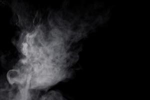 witte rook op zwarte achtergrond voor overlay-effect. een realistisch rookeffect voor het creëren van een intense nuance in een foto