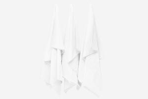 drie witte stof hangen aan de muur. goed ontworpen witte stoffen doek concept. textieltextuurmodel voor creatief ontwerpvoorbeeld. foto
