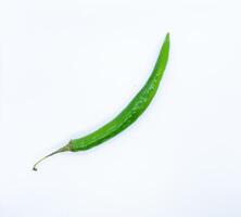 groene chili peper geïsoleerd op een witte achtergrond. een klein ingrediënt kan een super pittige smaak aan gerechten geven. foto