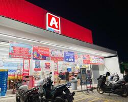 ponorogo, Indonesië 2021 - parkeerplaats van alfamidi, supermarkt. foto