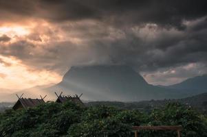 uitzicht op de berg doi luang chiang dao met zonnestraal en wolken bedekt in de avond foto