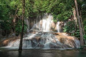 Sai yok noi waterval stroomt op kalksteen in tropisch regenwoud in nationaal park foto