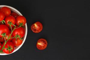 tomatenachtergrond, voedselachtergrond, fruit- en groenteachtergrond met kopieerruimte voor tekst, verse voedselingrediënten om te koken, bovenaanzicht met kopieerruimte, reclamebanner voor voedsel foto